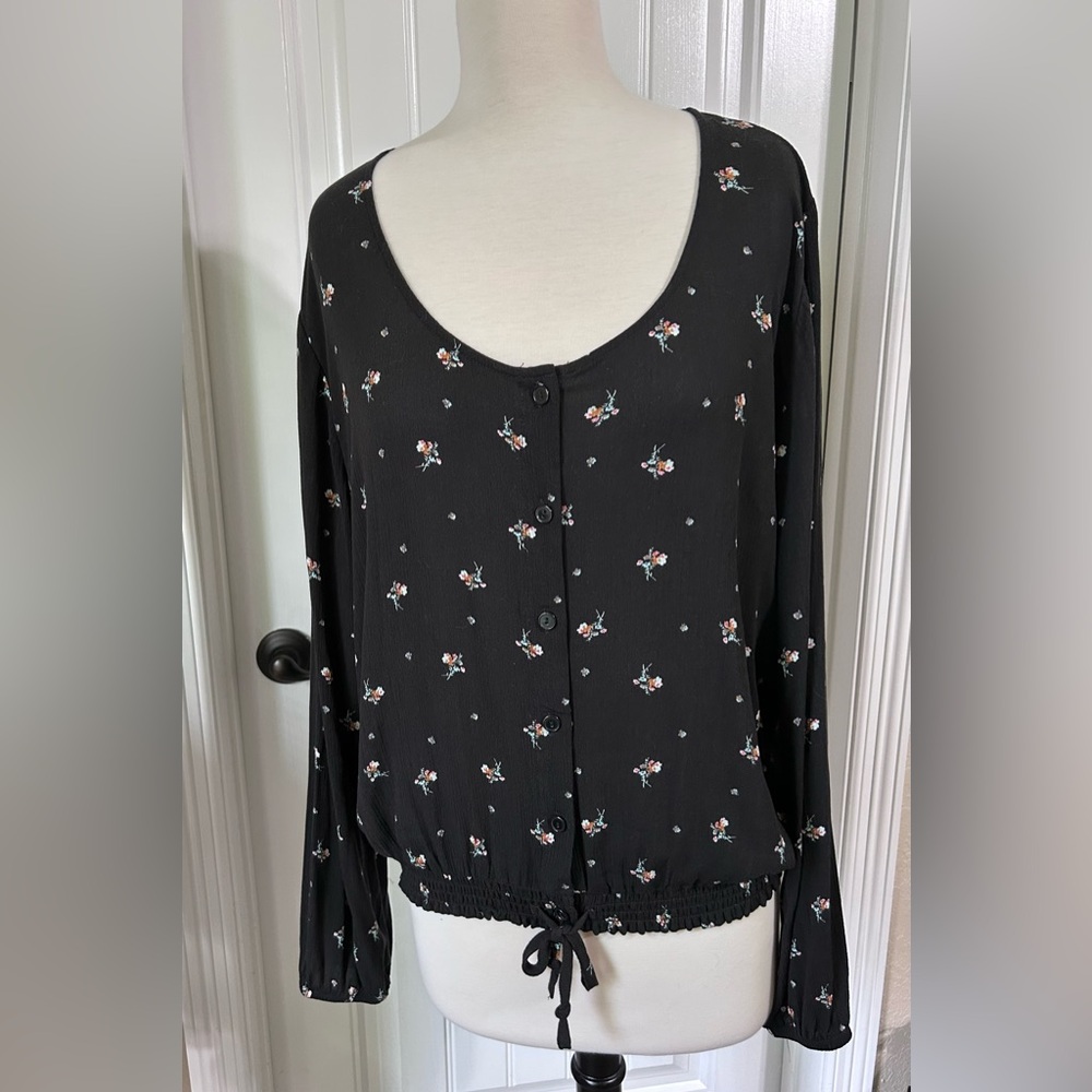 No Boundaries Black Floral Blouse.  Size XXL
Like new condition.